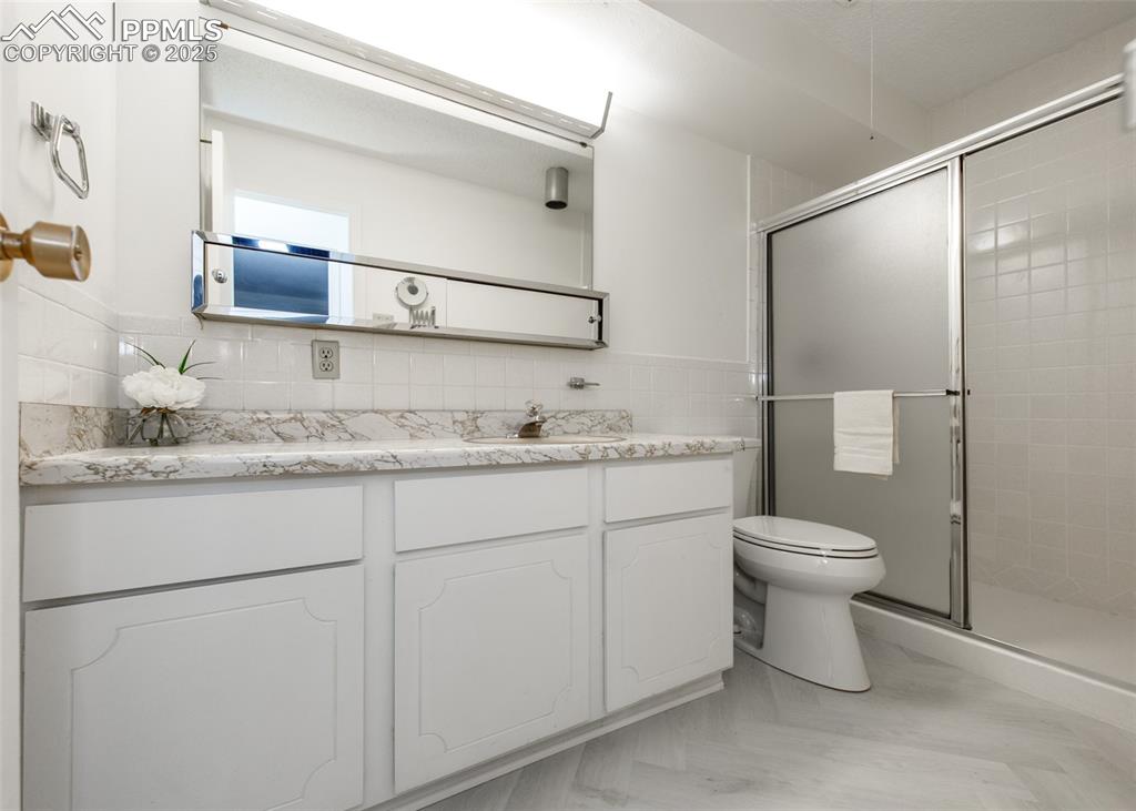 Image 23 of 31: Bathroom