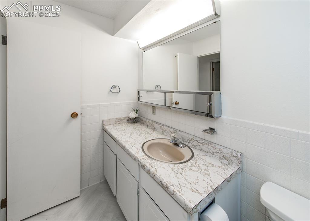 Image 24 of 31: Bathroom