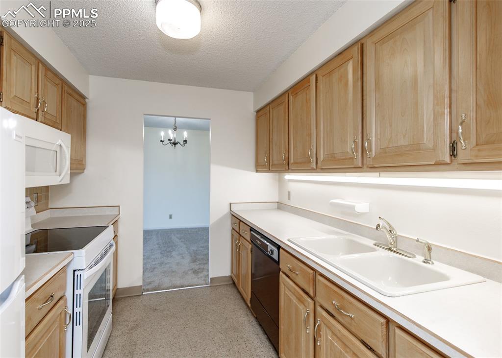 Image 5 of 31: Kitchen