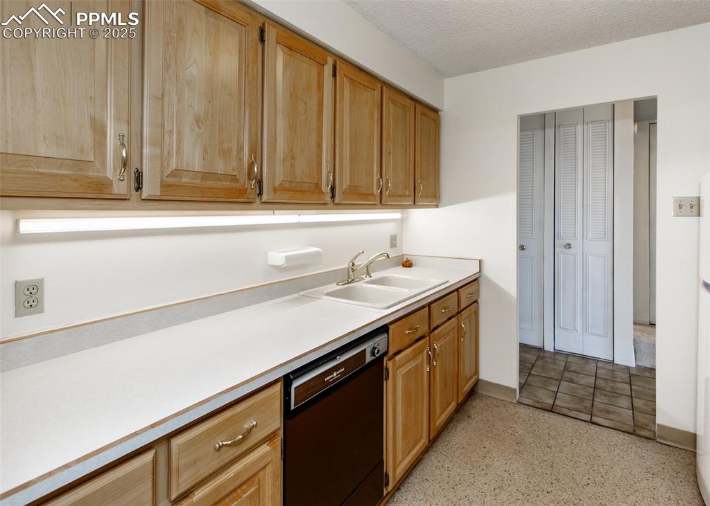 Image 6 of 31: Kitchen