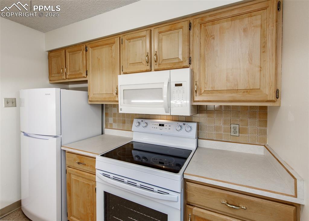 Image 7 of 31: Kitchen