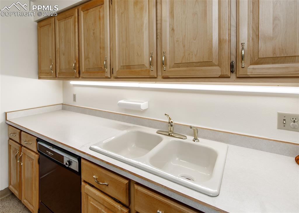 Image 8 of 31: Kitchen