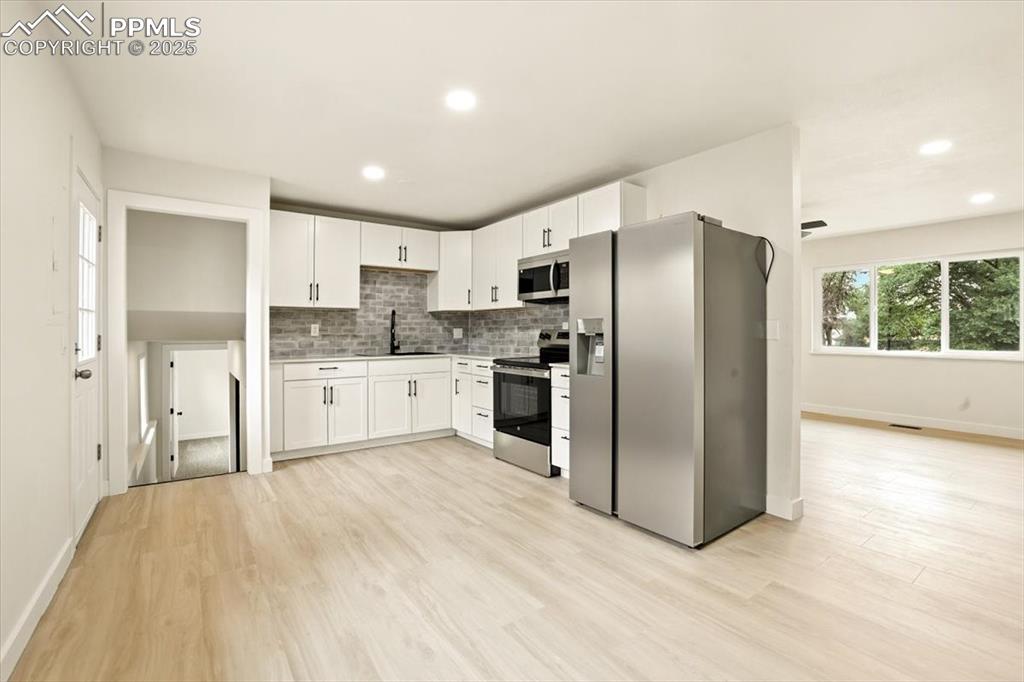 Image 13 of 41: Kitchen