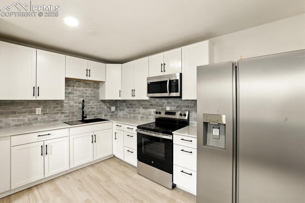 Image 14 of 41: Kitchen
