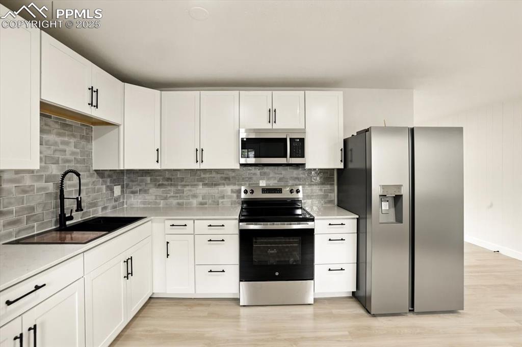 Image 3 of 41: Kitchen