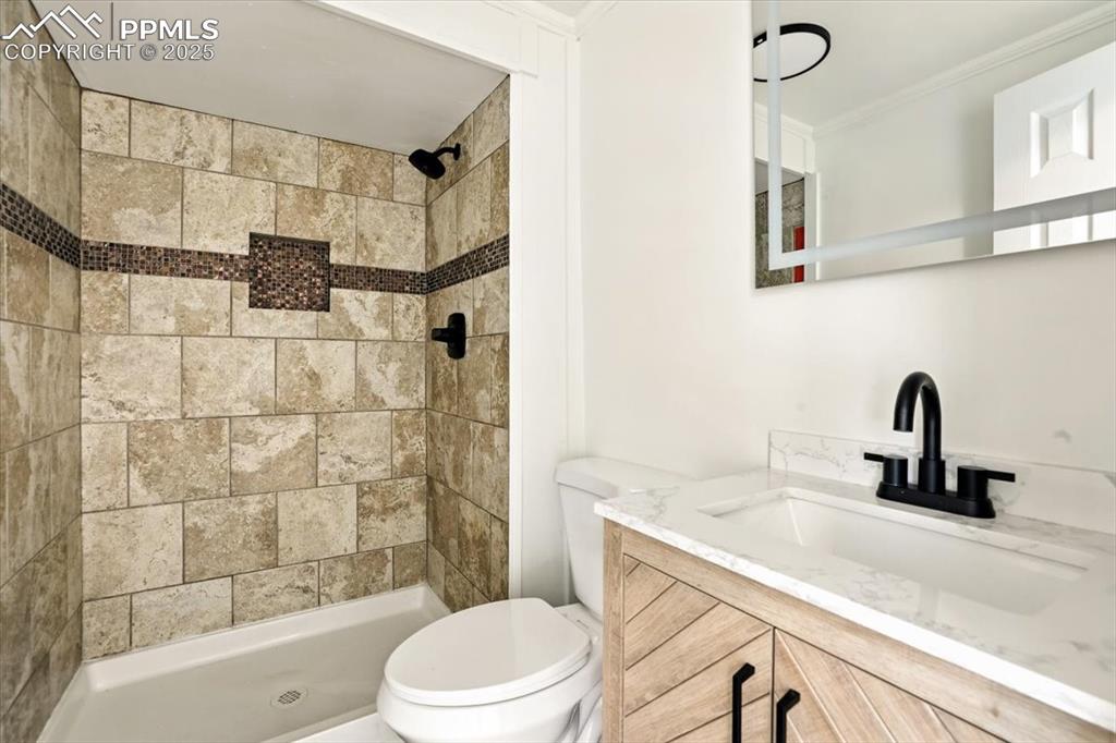 Image 33 of 41: Bathroom