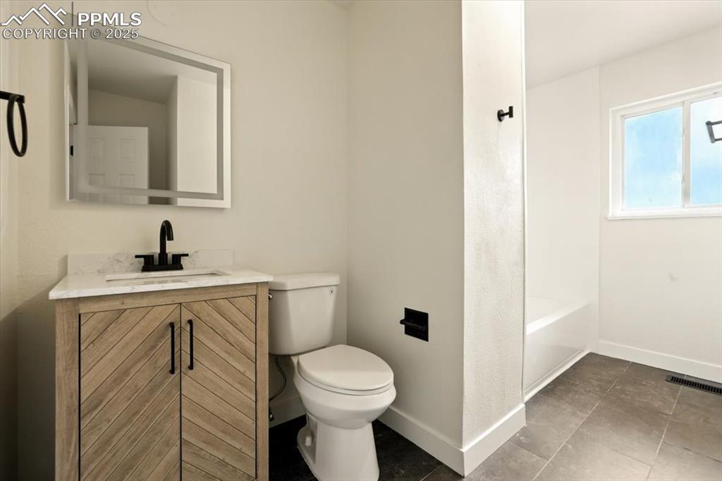 Image 7 of 41: Bathroom