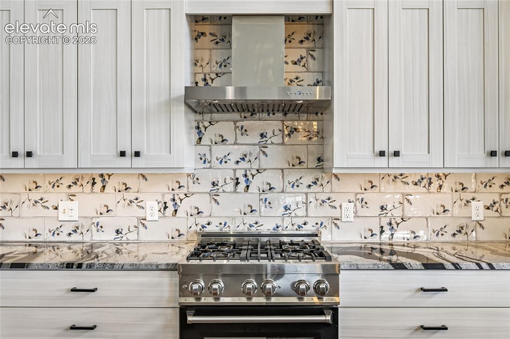 Image 13 of 34: Kitchen