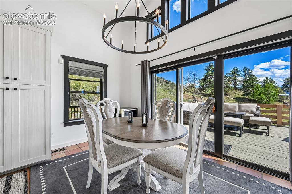Image 7 of 34: Dining Area