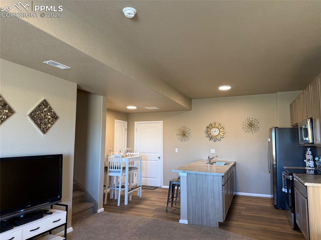 Image 11 of 38: Kitchen