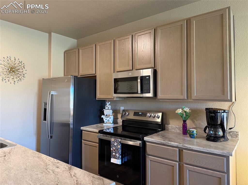 Image 19 of 38: Kitchen