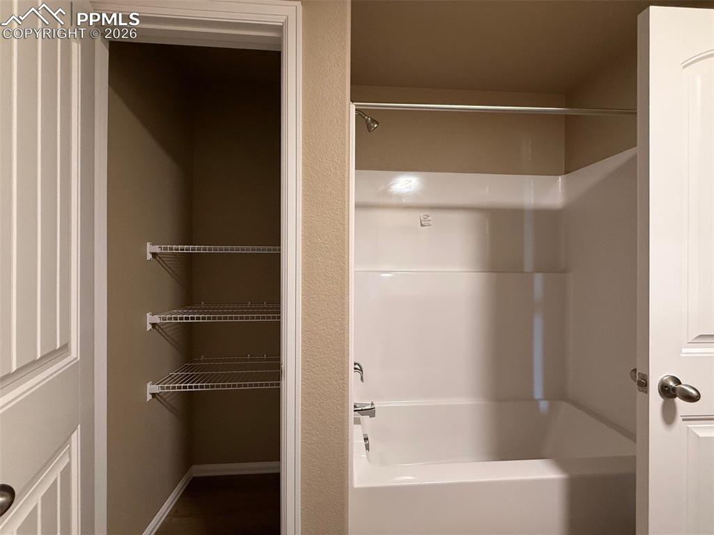 Image 31 of 38: Bathroom