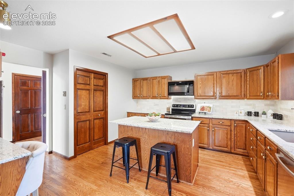 Image 18 of 46: Kitchen