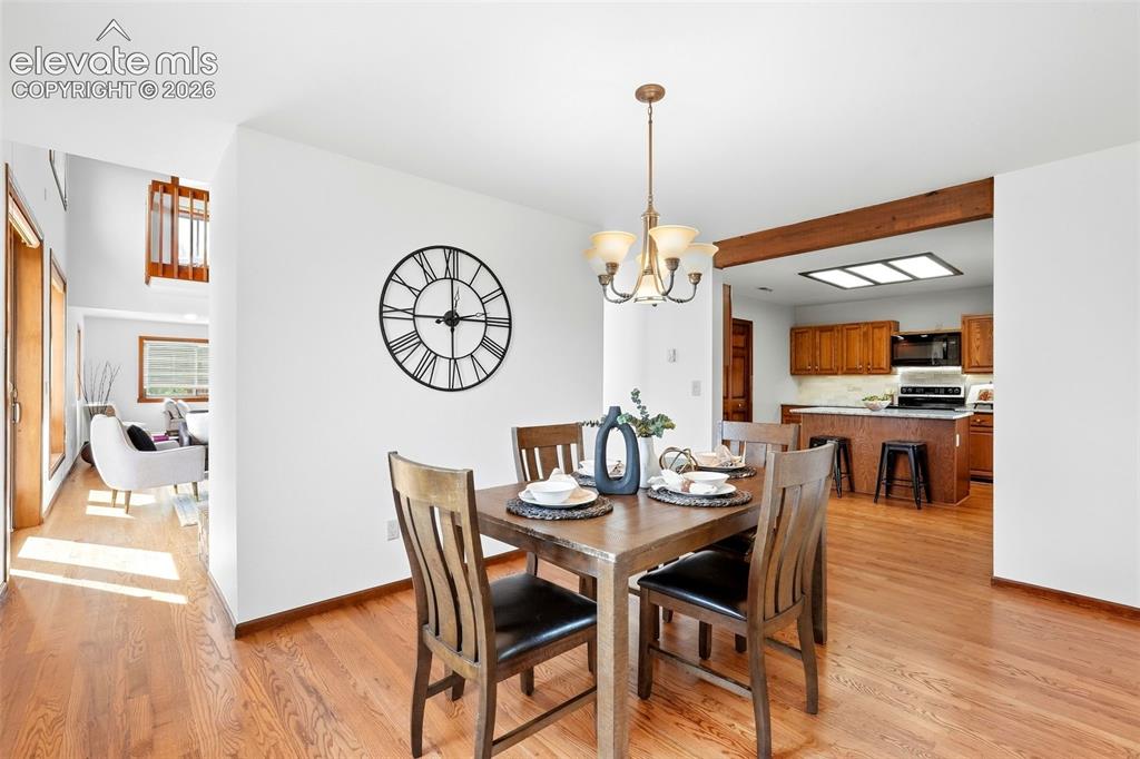Image 21 of 46: Dining Area