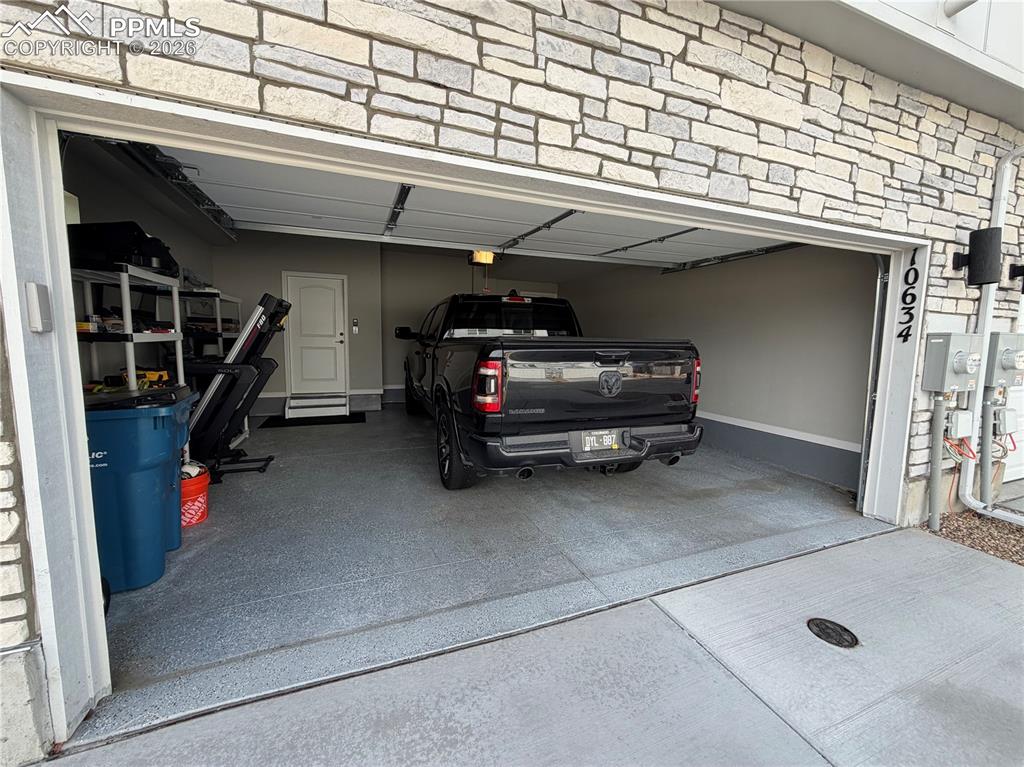 Image 25 of 26: Garage