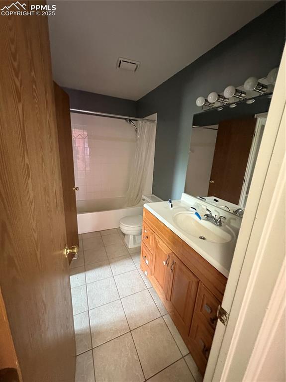 Image 12 of 16: Bathroom