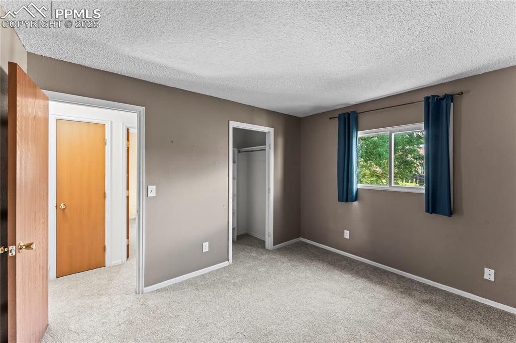Image 18 of 25: Bedroom