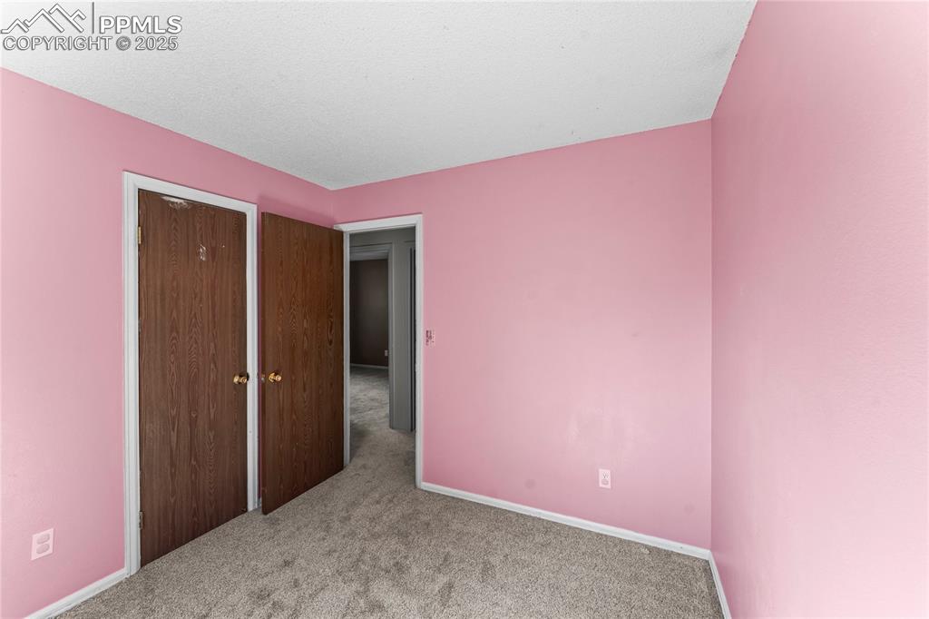 Image 22 of 25: Bedroom