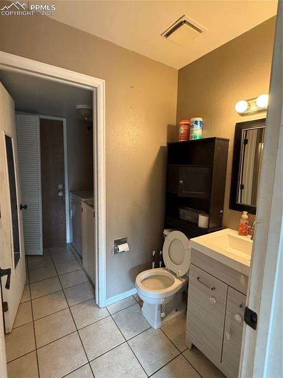 Image 6 of 16: Bathroom
