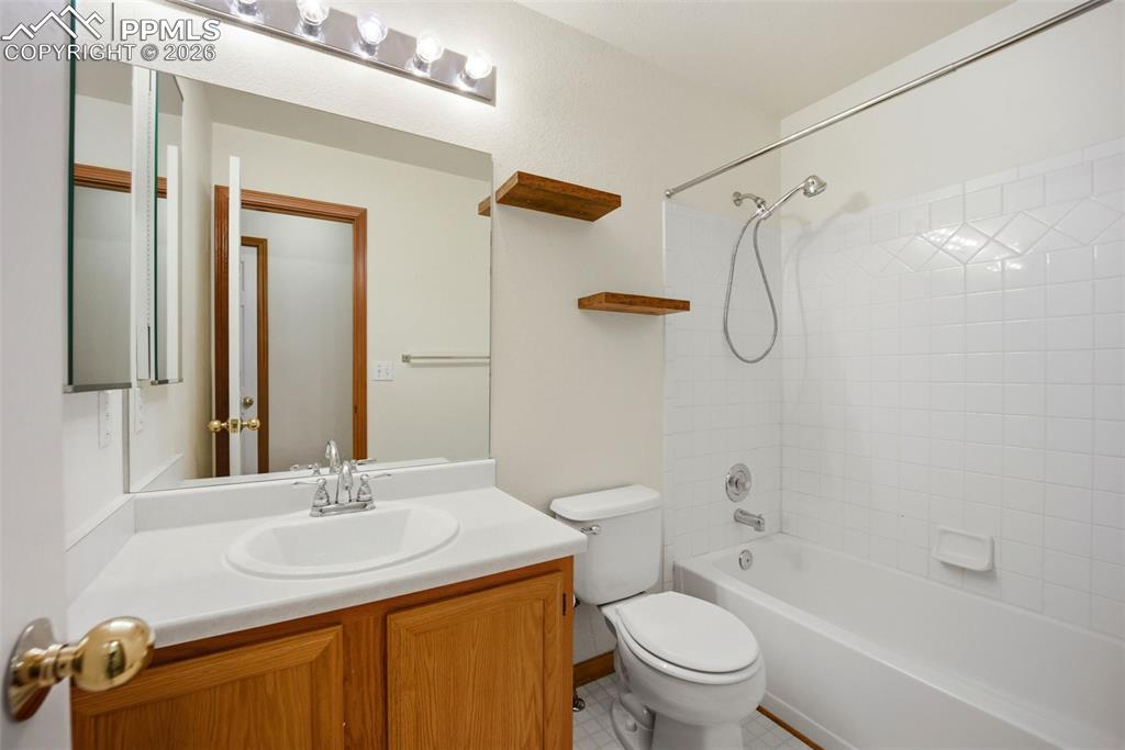 Image 33 of 50: Bathroom