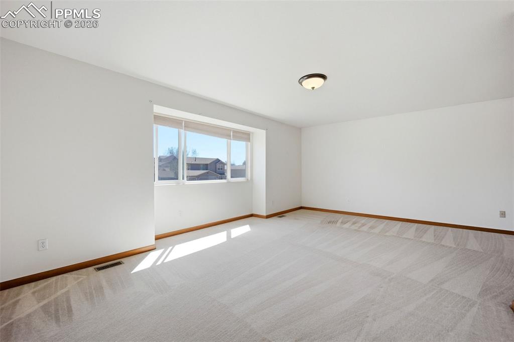 Image 7 of 50: Living Room