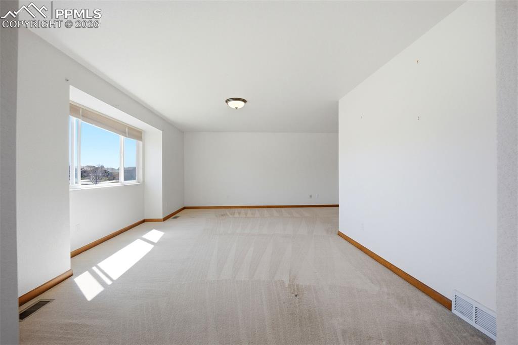 Image 8 of 50: Living Room