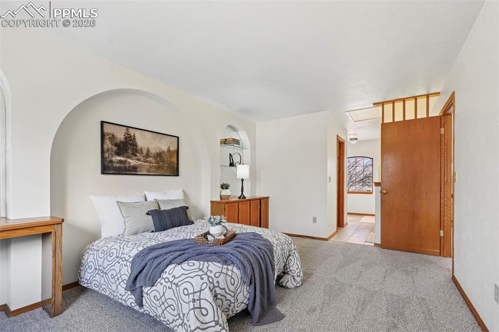 Image 10 of 42: En-suite full bathroom and walk-in closet