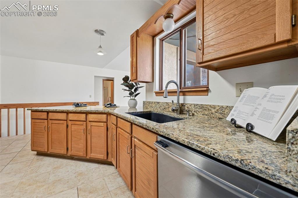 Image 16 of 42: Granite countertops