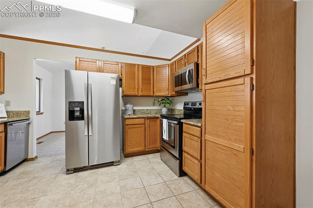 Image 17 of 42: Kitchen