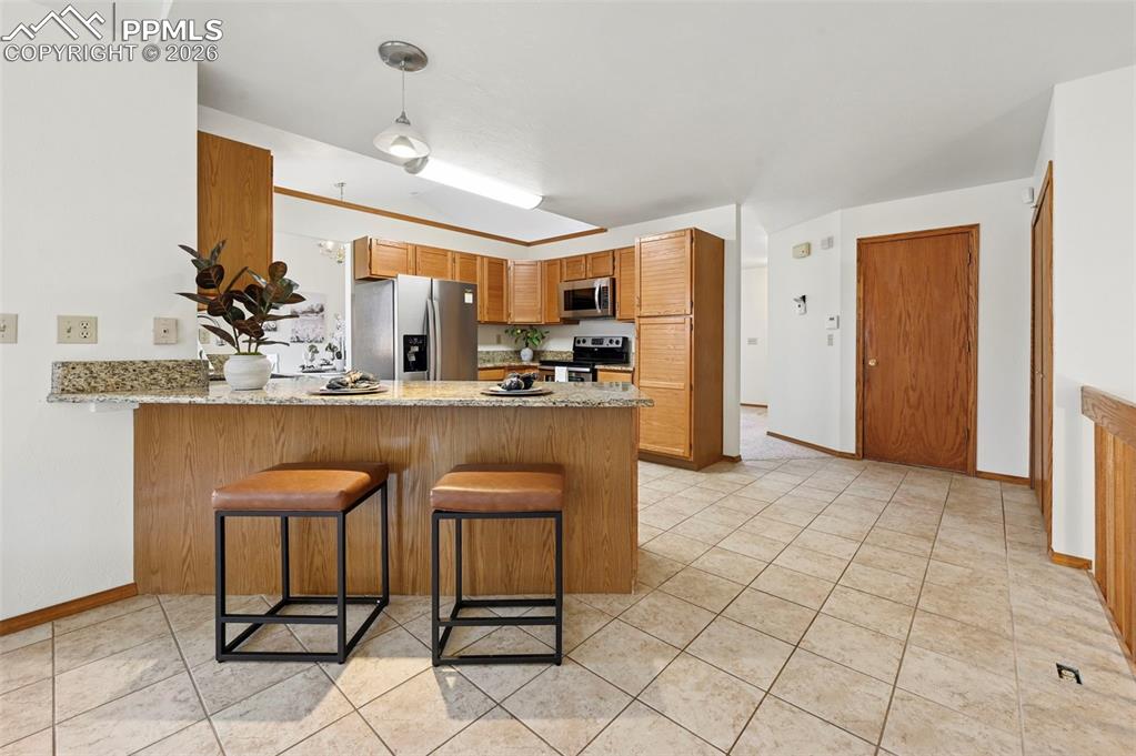 Image 18 of 42: Breakfast bar, open to family room