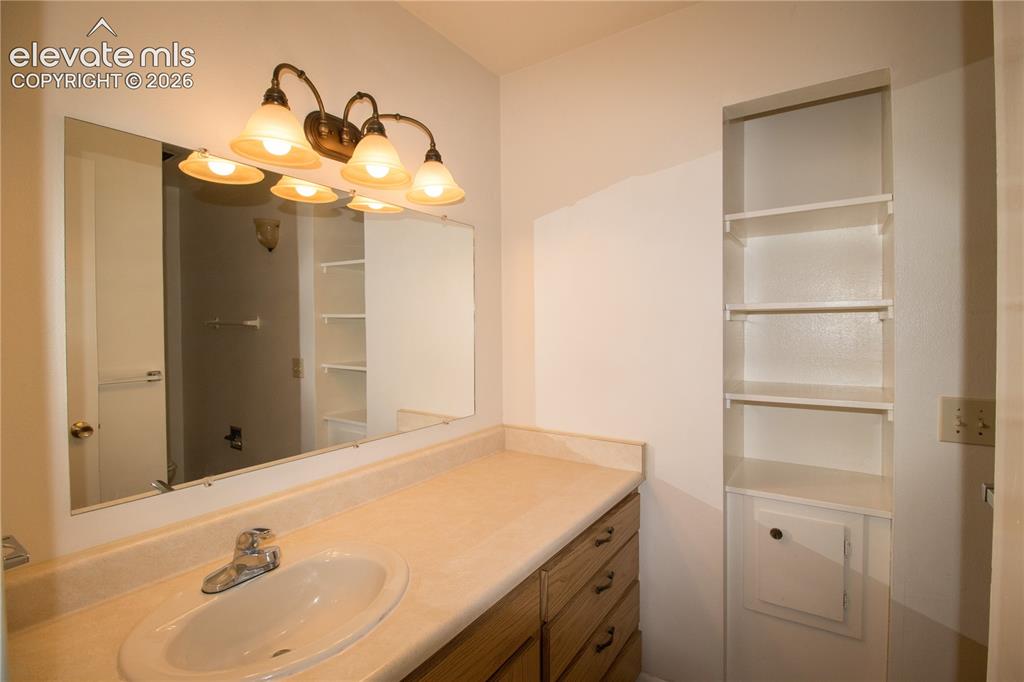 Image 17 of 33: Bathroom