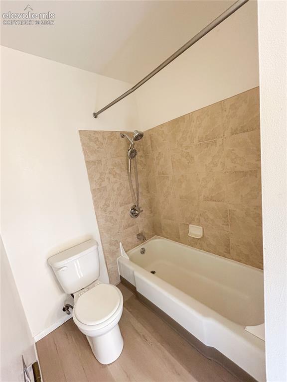 Image 18 of 33: Bathroom
