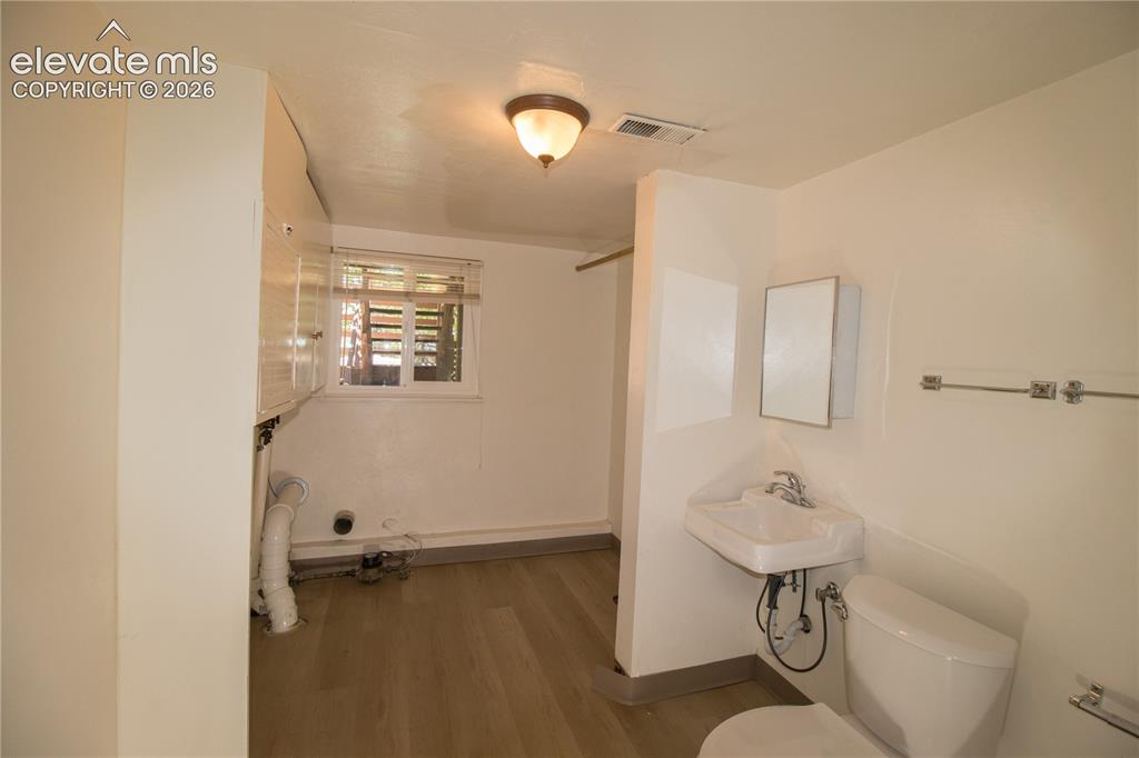 Image 21 of 33: Bathroom