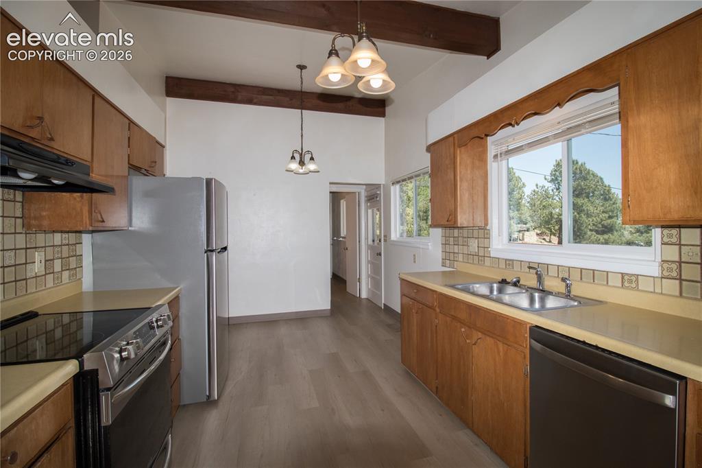 Image 6 of 33: Kitchen