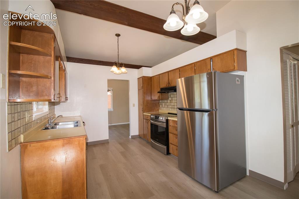 Image 7 of 33: Kitchen