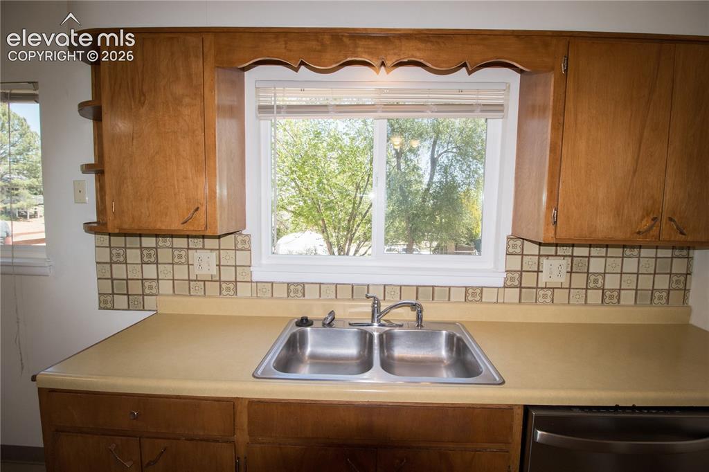 Image 8 of 33: Kitchen