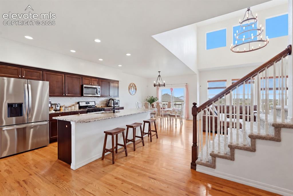 Image 10 of 50: Kitchen