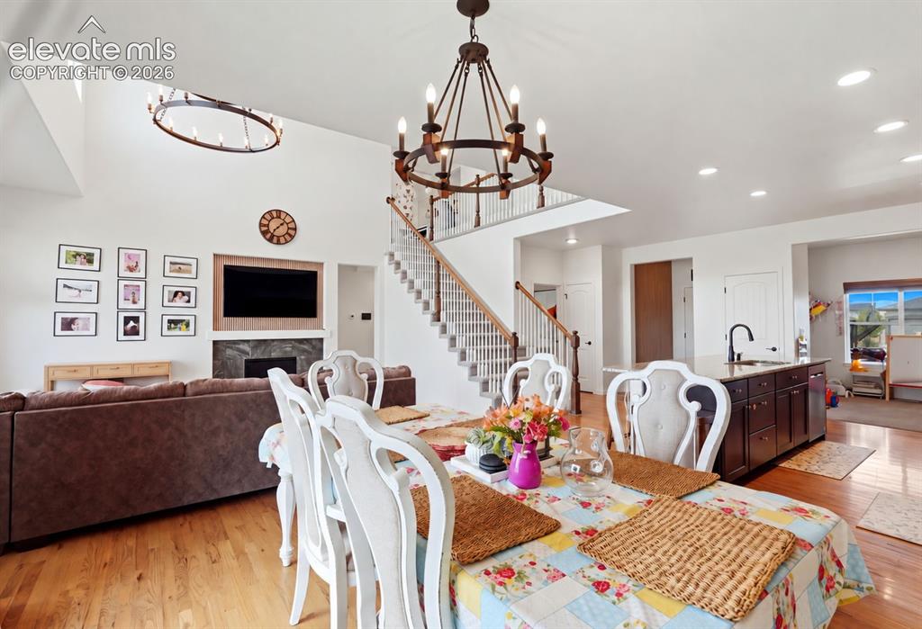 Image 14 of 50: Dining Area
