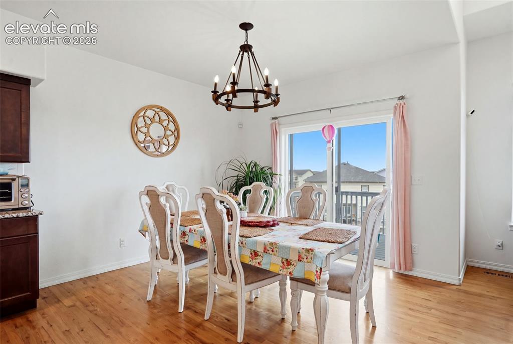 Image 15 of 50: Dining Area