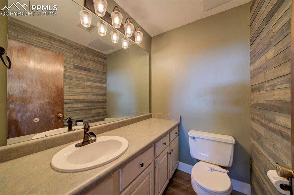 Image 10 of 19: Bathroom