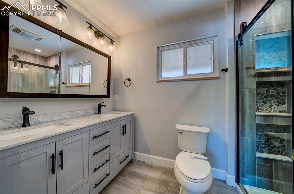 Image 12 of 19: Bathroom