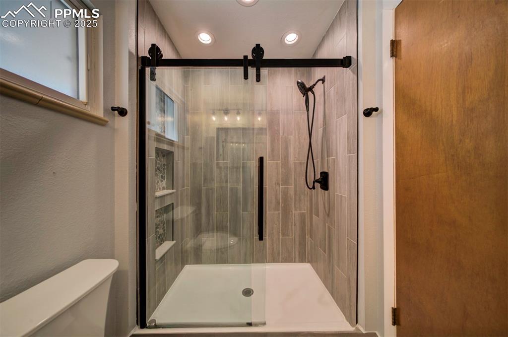 Image 13 of 19: Bathroom