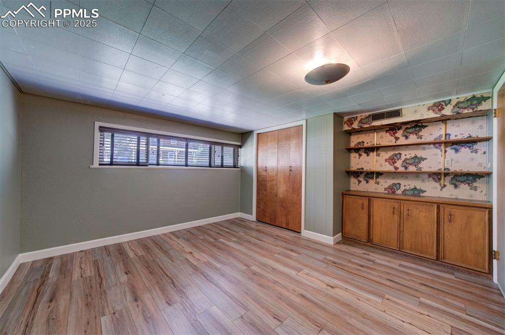 Image 14 of 19: Bedroom