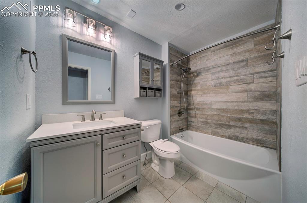 Image 17 of 19: Bathroom