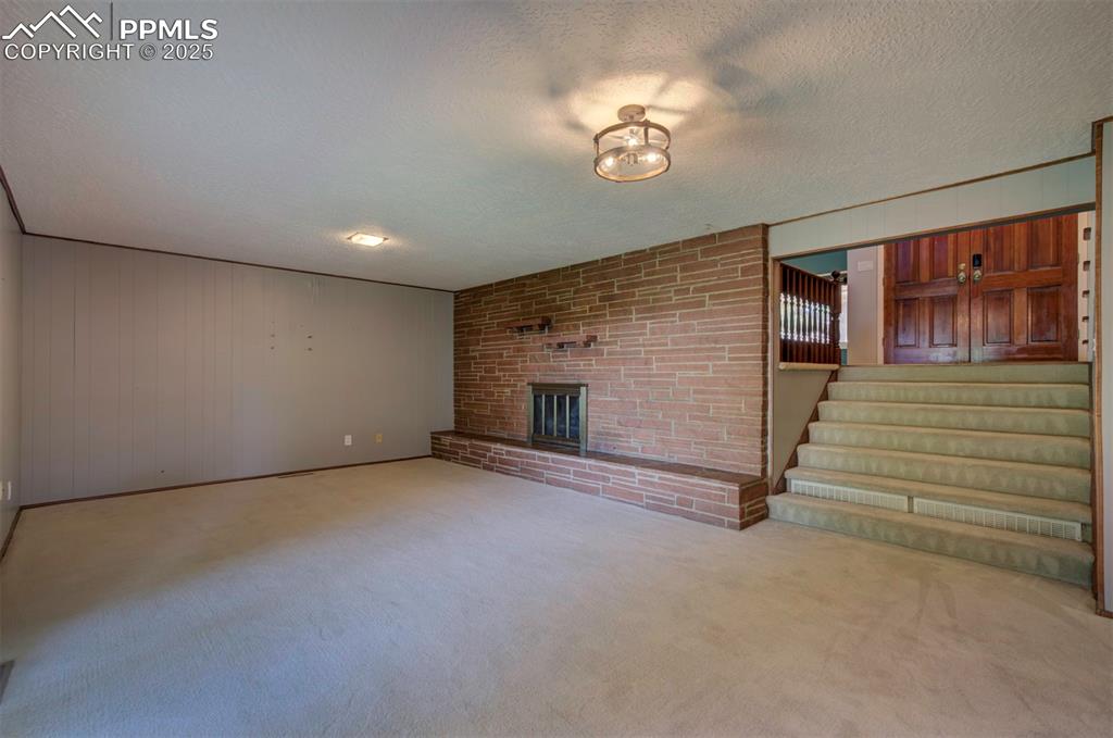 Image 6 of 19: Living Room