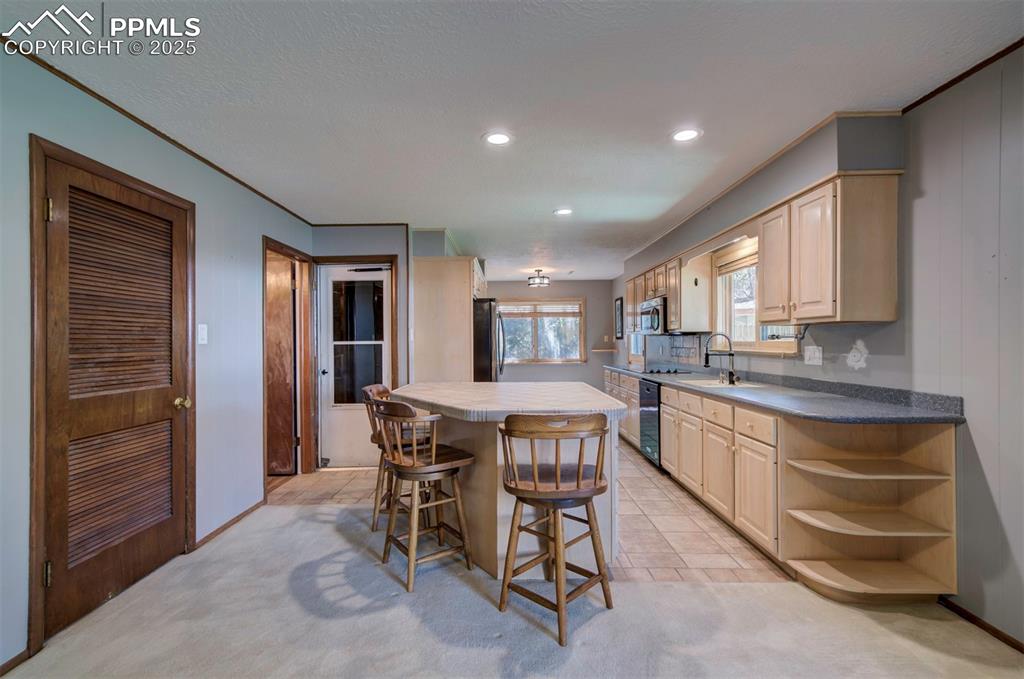 Image 7 of 19: Kitchen