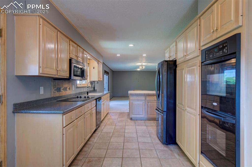 Image 8 of 19: Kitchen