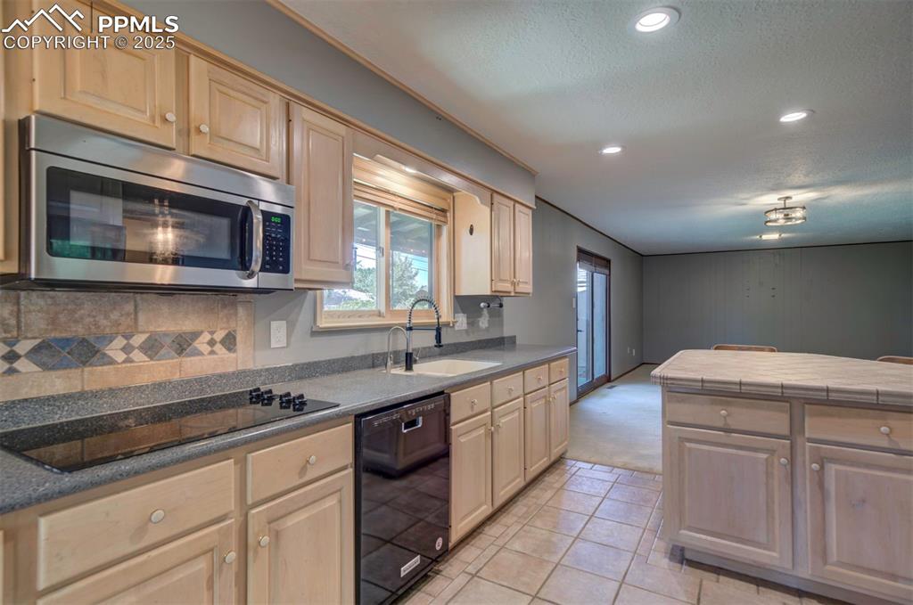 Image 9 of 19: Kitchen