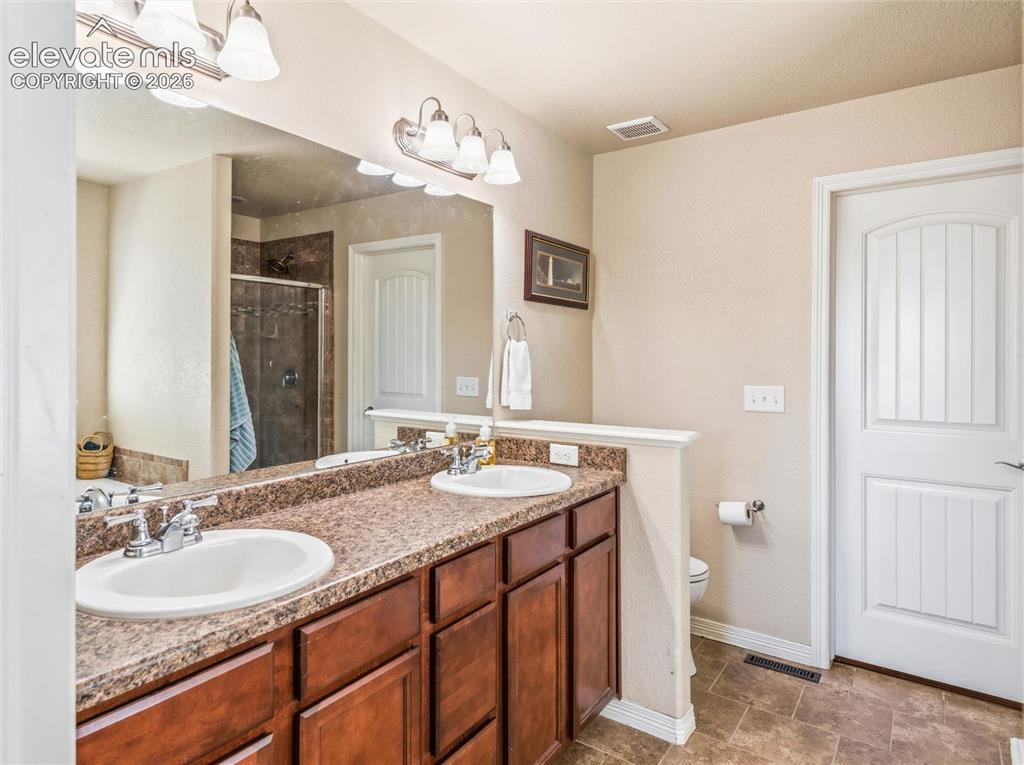 Image 16 of 30: Bathroom