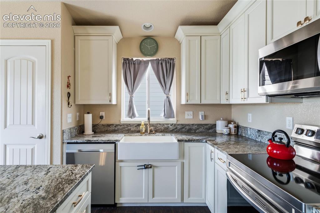 Image 8 of 30: Kitchen
